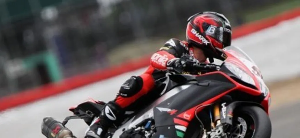 WSBK Silverstone: fra bandiere bianche e rosse trionfi di Rea e Baz. Guintoli allunga su Sykes nel mondiale. Melandri perde il treno. Ducati, altra corsa.