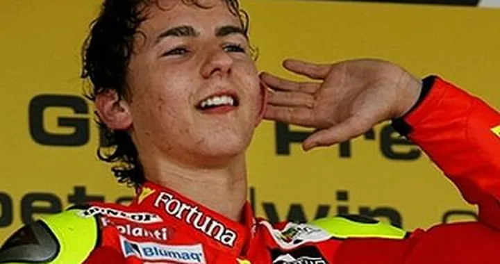 Jorge Lorenzo a scuola di derapata