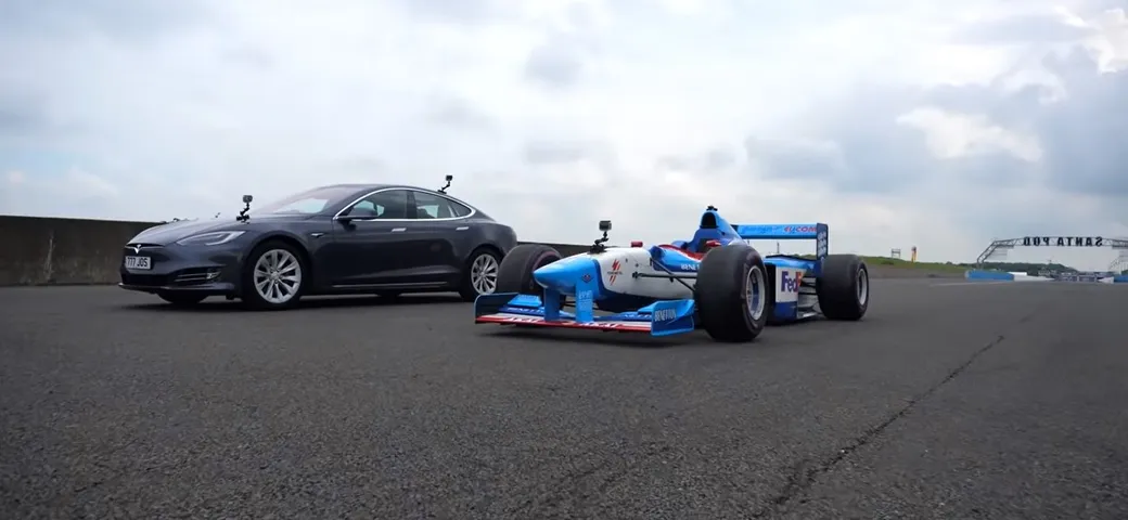 La Tesla Model S sfida la Benetton F1 nella drag race [Video]