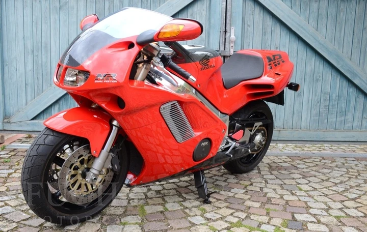 Honda NR 750: in vendita un esemplare a km zero!