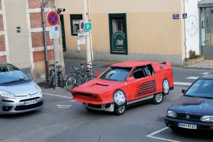Ferrari Testarossa: per l'artista Benedetto Bufalino è in cartone