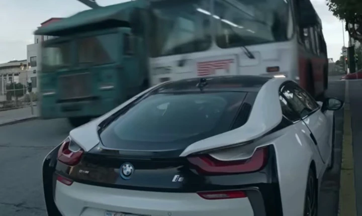 Auto distrutte nei film: ecco i trucchi di Hollywood [Video]