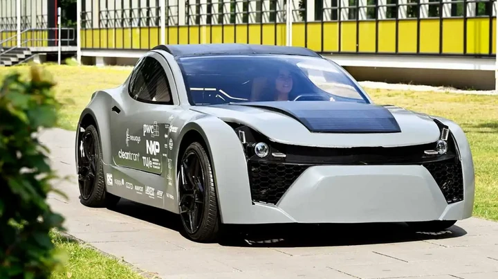 Svelata l’auto elettrica “mangia Co2”