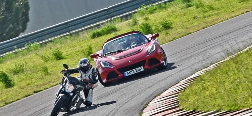 Lotus Exige S vs MV Agusta Brutale 800: la nostra sfida