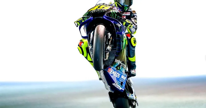 MotoGP e F1 show: Rossi-Hamilton, scambio di “doni” rombanti a porte chiuse