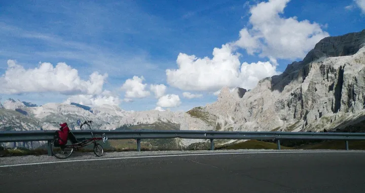 Dolomiti: stop a moto e auto a Passo Sella