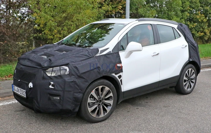 Opel Mokka: foto spia del facelift