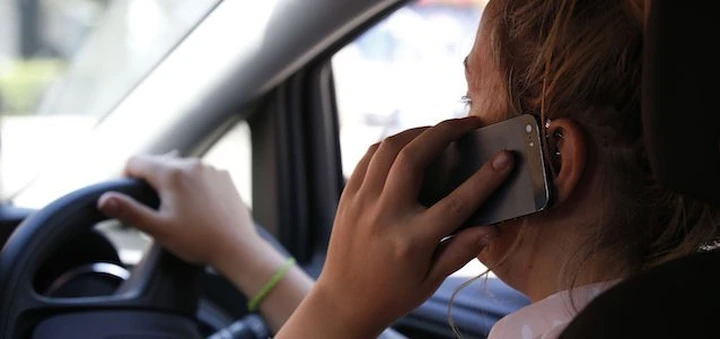La telefonata alla guida è urgente? Multa annullata