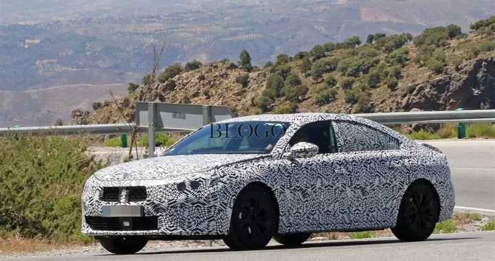 Peugeot 508: foto spia su strada