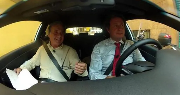 La spaccata di Jean Claude Van Damme su due motrici Volvo