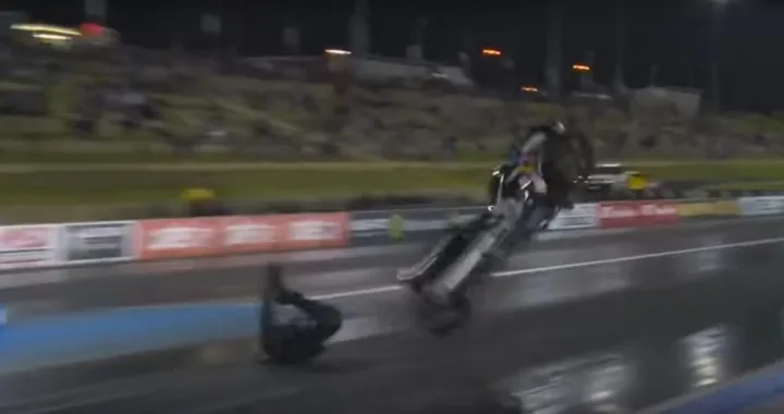 La moto-dragster si ribalta allo start [Video]