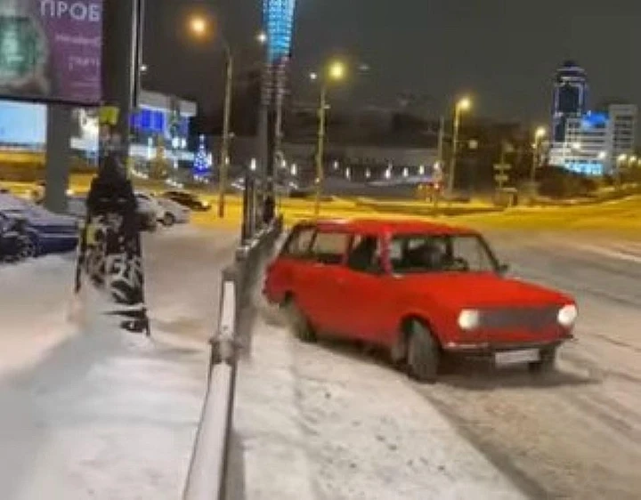 Drift millimetrico con la vecchia Lada sul ghiaccio [Video]