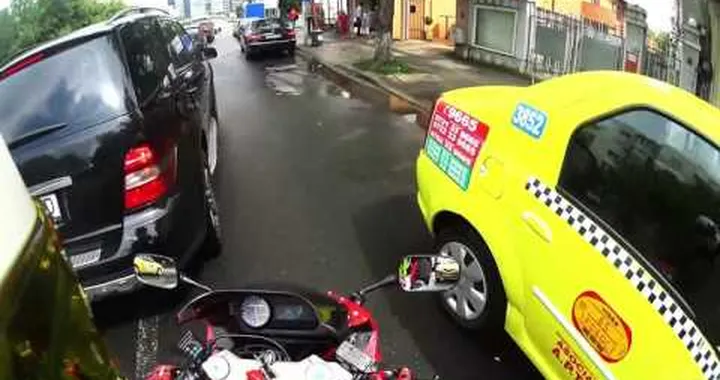 In monopattino tampona una moto