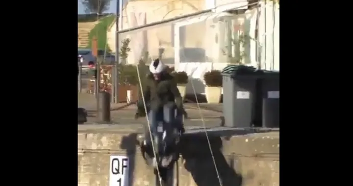 Spettacolare incidente in moto al porto: bagno a 2 ruote [Video]