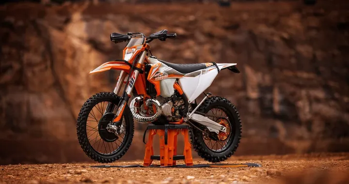KTM 300 EXC TPI Erzbergrodeo 2022, il tributo alla celebre gara: foto, caratteristiche e prezzo