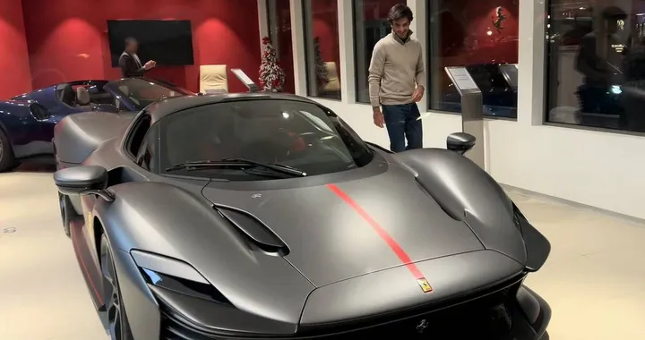 Ferrari Daytona SP3: la nuova supercar di Carlos Sainz Jr. | Video