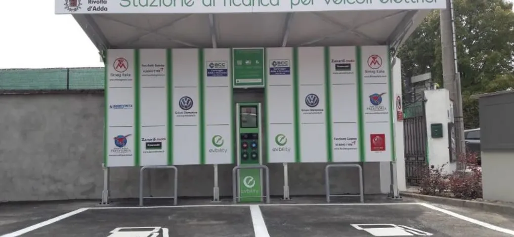 Basta ricarica gratuita per auto elettriche: costa troppo per il Comune