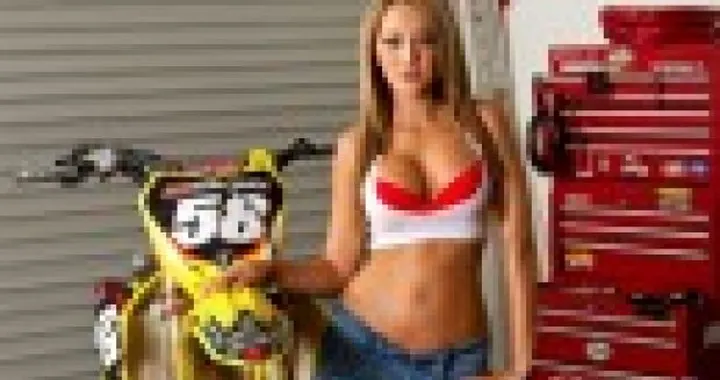 Sexy Bikers: Ashley e la RMZ gialla /video