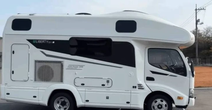 Questo camper è lungo appena 5,23 metri, ma a bordo ci stanno 8 persone