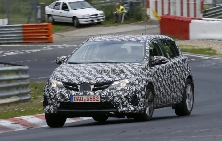 Foto spia Toyota Auris Cross