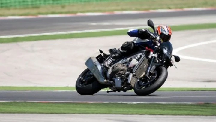 Aprilia RSV4 naked (Tuono?) in pista a Misano