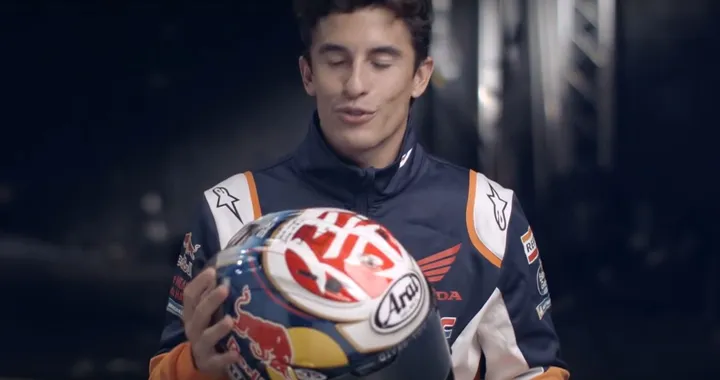 Marc Marquez mostra i suoi "regali": spiccano i caschi di Pedrosa e Alonso