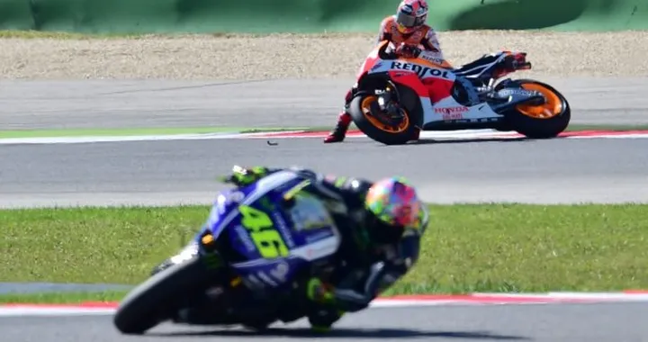 MotoGP Misano, "San" Valentino Rossi sugli altari, Marc Marquez nella polvere!