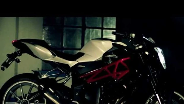 MV Agusta Brutale 4 cilindri MY 2013 /video