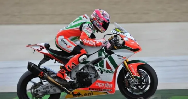 L'Aprilia RSV4 di Max Biaggi, Campione del Mondo Superbike 2010 esposta allo Spazio Broletto 13 di Milano