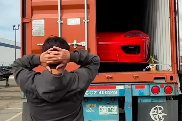 Compra una Ferrari, ma deve aspettare 10 mesi: era in quarantena