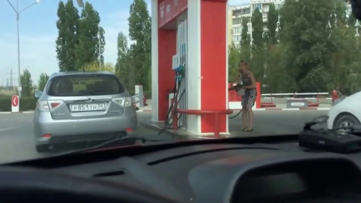 Due donne alla pompa di benzina
