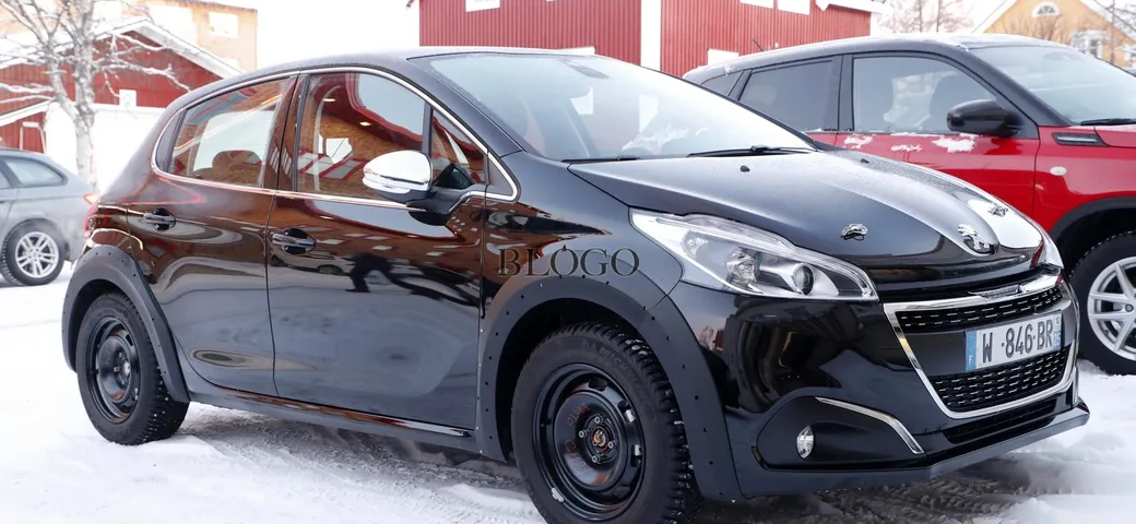 Peugeot 208: foto spia della nuova generazione
