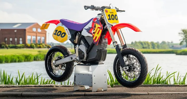 Stark Varg Alpha: la moto elettrica che reinventa l'estetica della CR500
