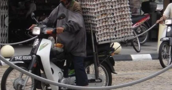 Foto del giorno: uno scooter carico carico di...