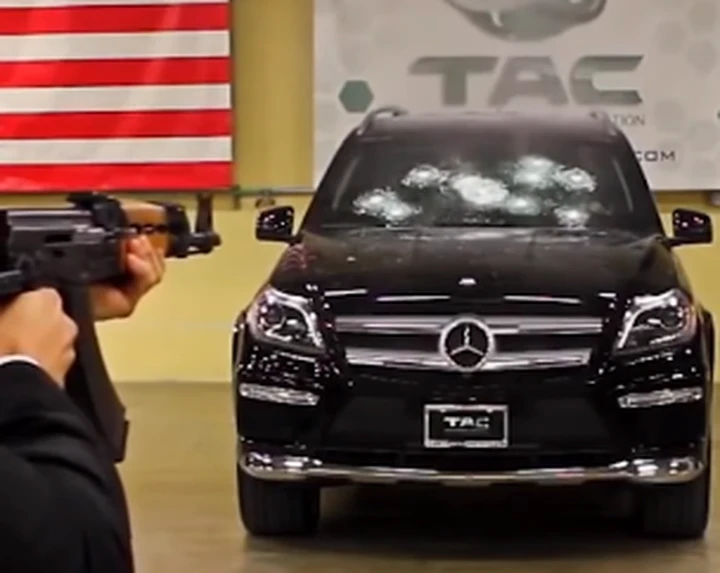 Test blindatura: il CEO è nell'auto crivellata a colpi di Kalashnikov [Video]