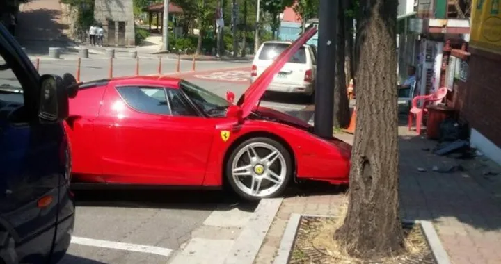 La Ferrari Enzo finisce contro un palo