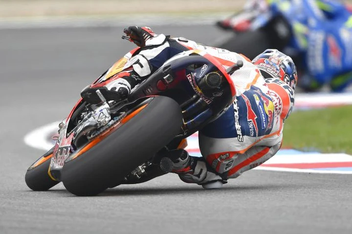 MotoGP, Marquez “brucia” Lorenzo con una pole da record. Terzo Iannone. Rossi solo sesto.