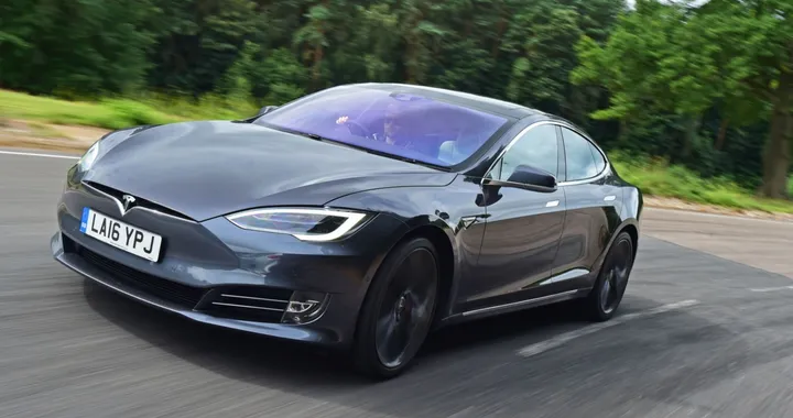Tesla Model S: ubriaco e addormentato, si fa portare in giro dall'autopilot