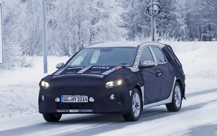 Kia Ceed Sportswagon PHEV: foto spia della versione ibrida plug-in