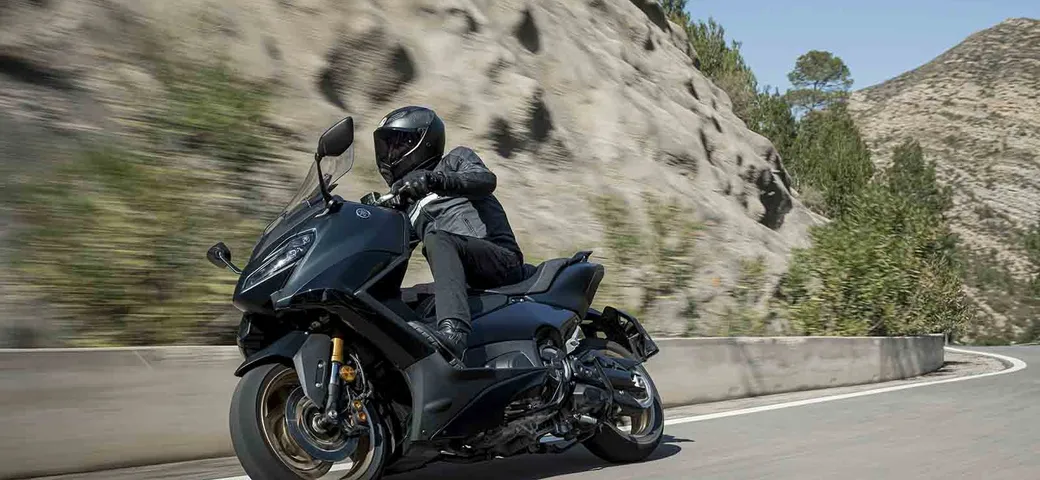 Yamaha TMAX 2022, la prova su strada del maxi-scooter per eccellenza (VIDEO)