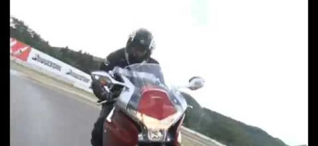 Video Honda VFR1200F in strada ed in pista