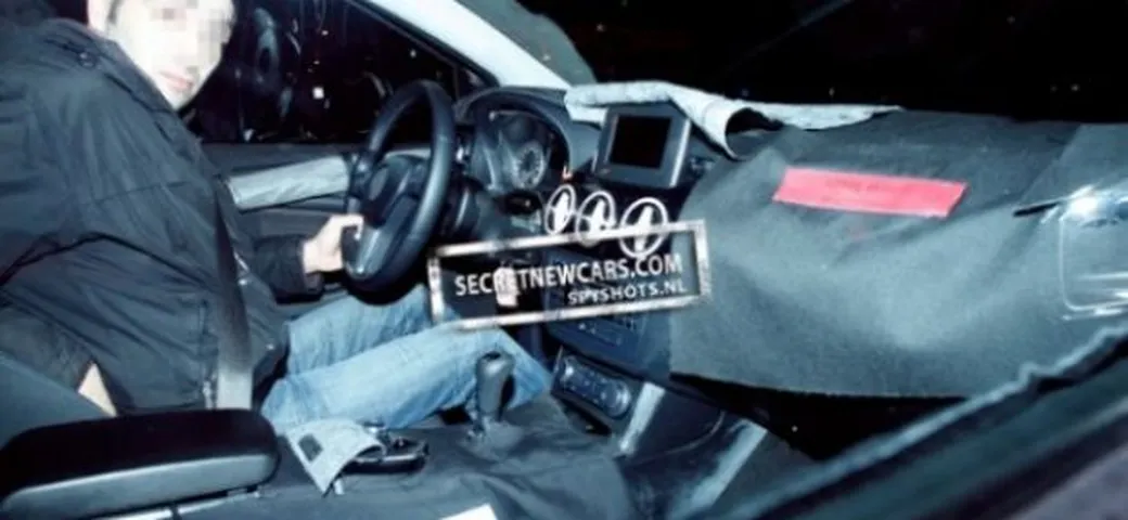 Nuova Mercedes Classe B: prime foto spia degli interni