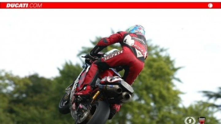 Foto del giorno: Il saltatore Shane Byrne visto da dietro