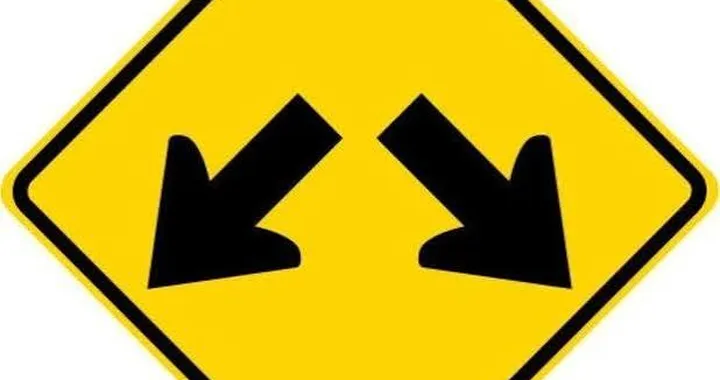 Segnale stradale con due frecce verso il basso: cosa significa e perché in Italia è diverso