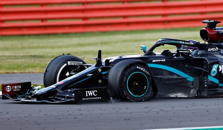 F1 2020, a Silverstone vince Hamilton su tre ruote. Leclerc sul podio