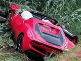 Perde il controllo e finisce nel fosso: costosa Ferrari va ko