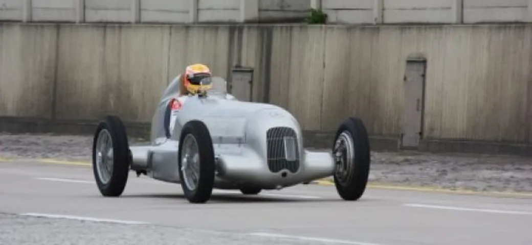 Mercedes: Lewis Hamilton ha guidato la leggendaria W25 Silberpfeil del 1934