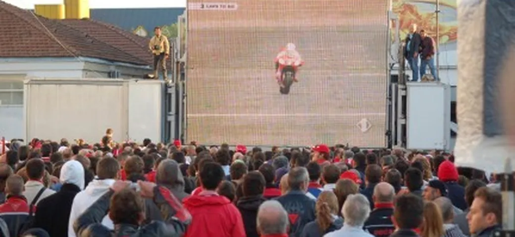 Megaschermo e inizio festeggiamenti a Borgo Panigale