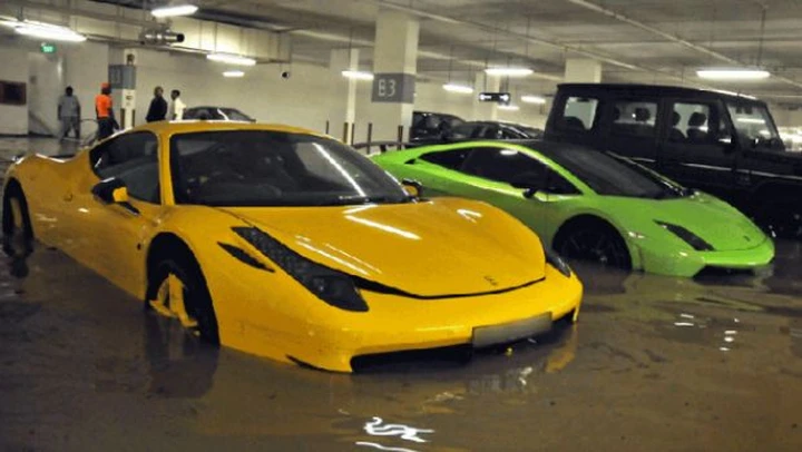 Singapore: allagato un garage pieno di supercar