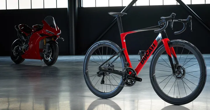Ducati porta il DNA racing sulle bici: la gamma 2027 parte da 5.990 euro